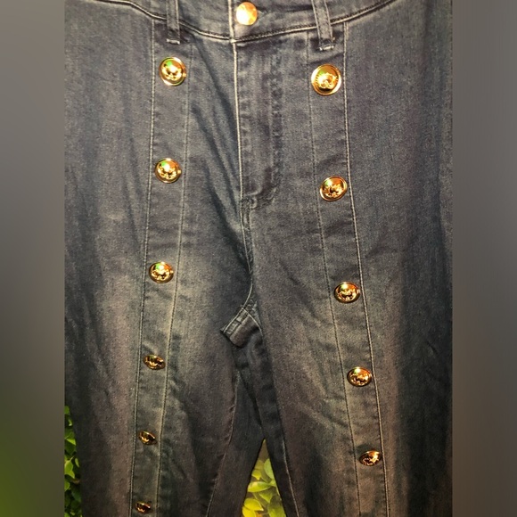 Stylish Blue Button-Embellished Jeans - Picture 11 of 14